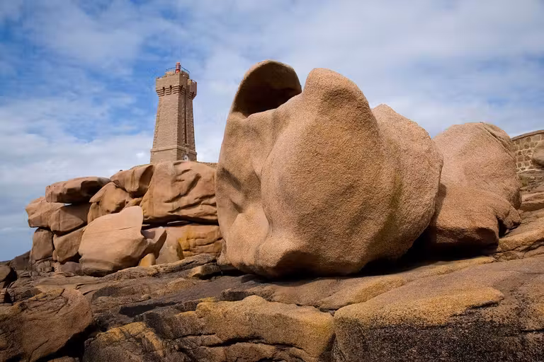 Faro de Ploumanach con rocas delante