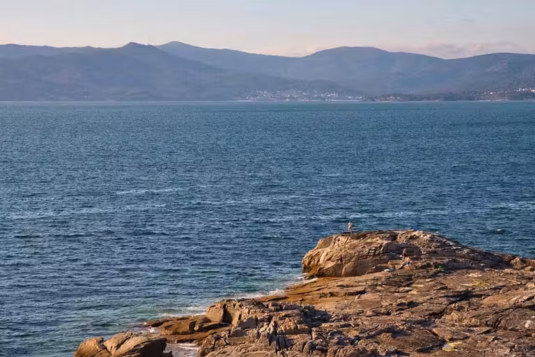 hombre pescando en Noia