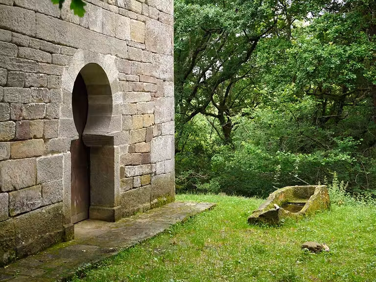 Bonito arco de herradura de la ermita de San Román Moroso.