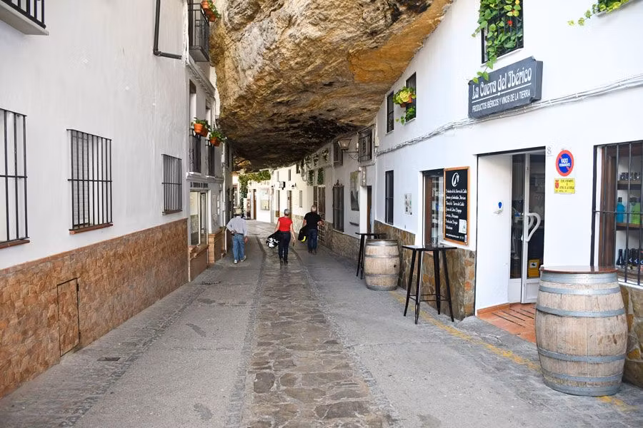 Setenil de las Bodegas: qué ver en este precioso pueblo blanco de Cádiz
