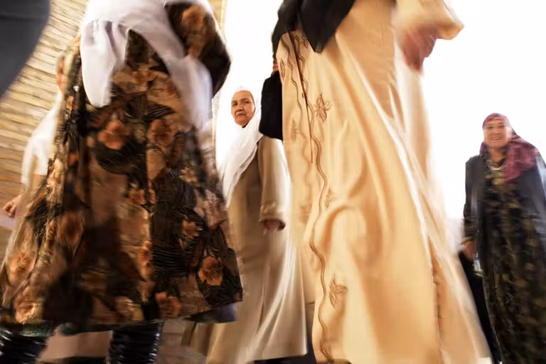 Interior de la mezquita de Jami, en Hazrat.