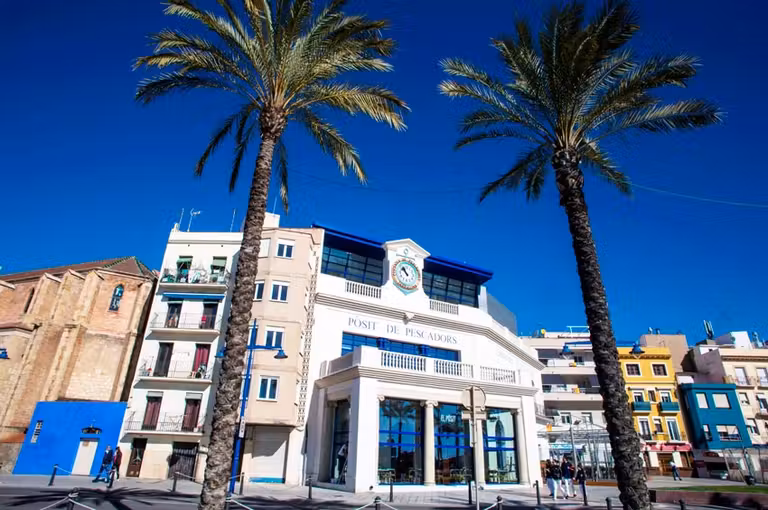 Barrio de Serrallo, casas bajas y palmeras.