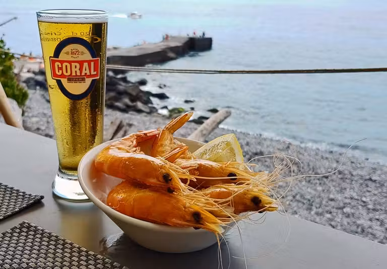 Cerveza Coral y langostinos.