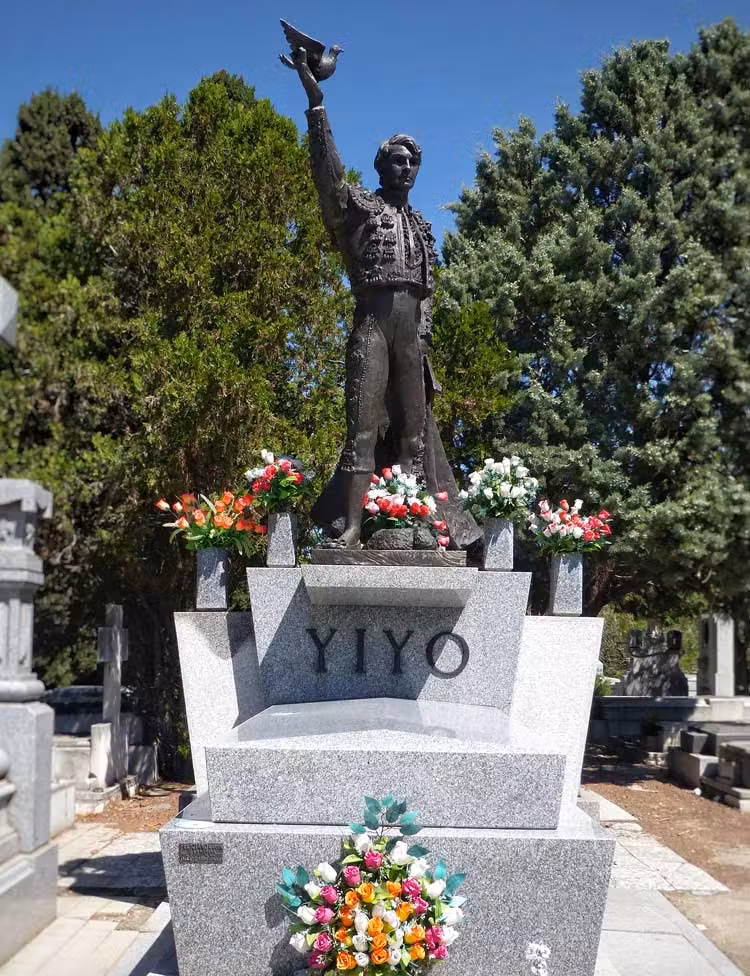 tumba yiyo, cementerio almudena