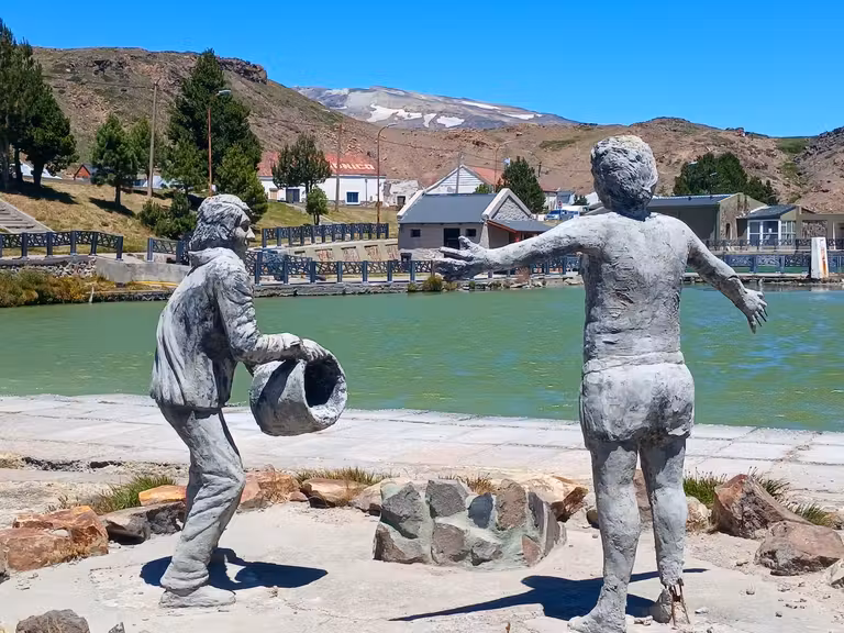 La fangoterapia, una experiencia que ofrece el Complejo Termal de Copahue. © Cris Aizpeoleoa