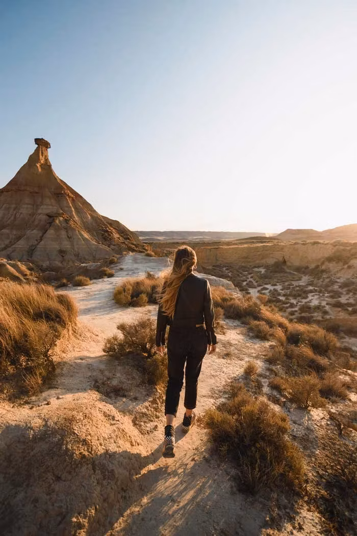 mujer caminando en las Bardenas reales