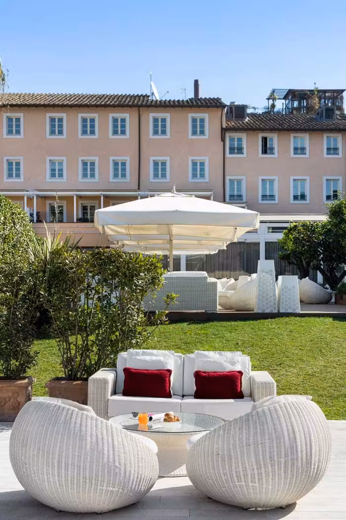 Jardín del hotel en el centro de Roma