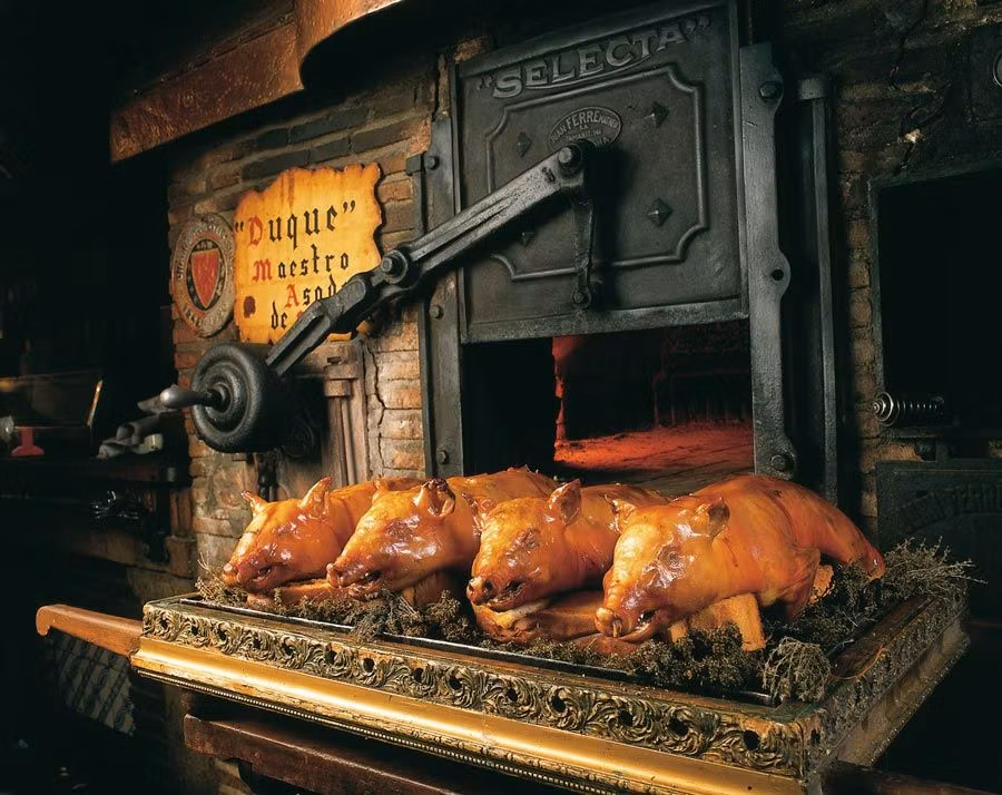 Cochinillos en el horno, en Casa Duque.