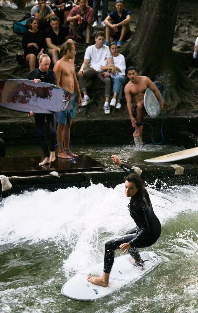 Surfeando en el Eisbach munich