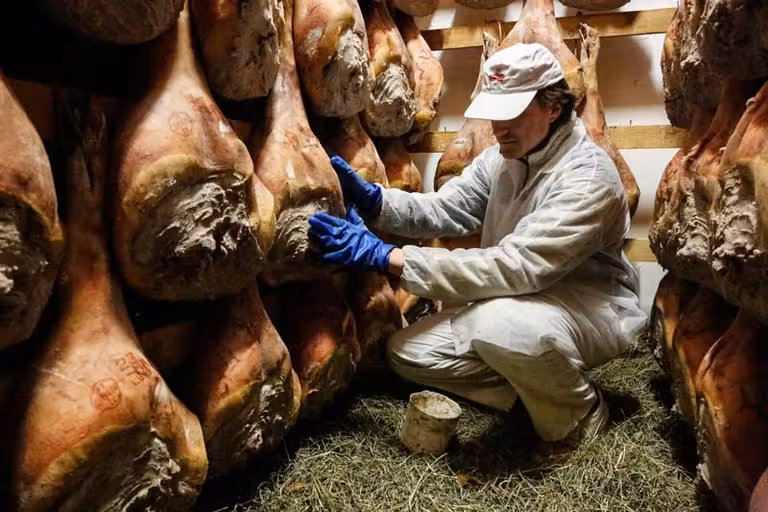 Elaboración del Jambon de Bosses DOP.