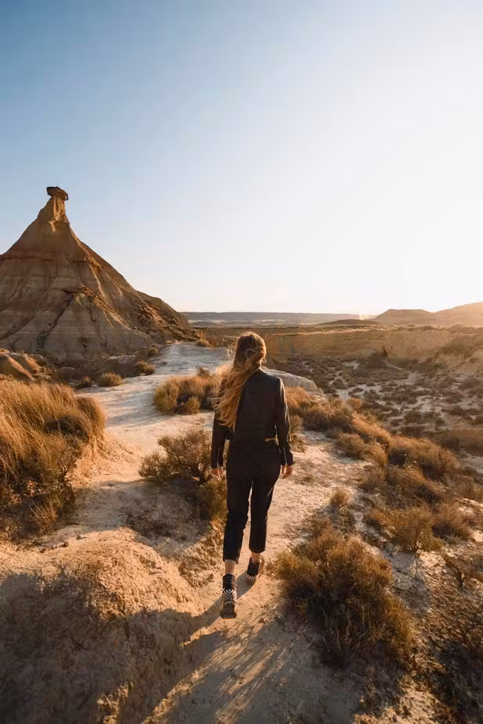 mujer caminando en las Bardenas reales