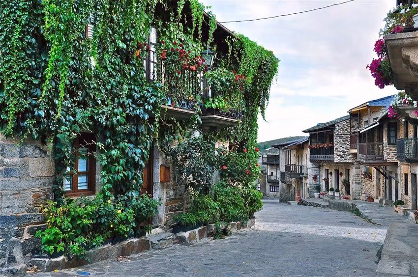 Las casas solariegas de Puebla de Sanabria se elevan sobre sillares y mampostería de granito.