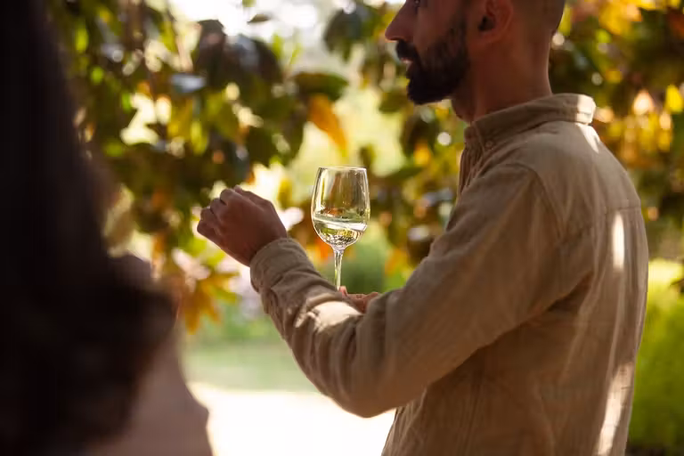 Catar bajo las vides, un privilegio de la Ruta del Vino Rías Baixas. 