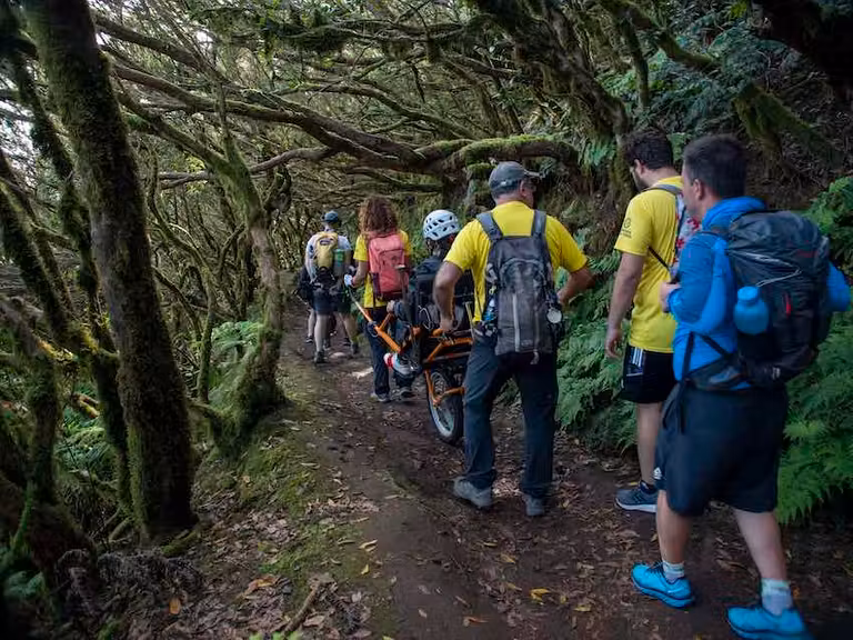Ruta de senderismo por el Monte de Las Vueltas, de camino hacia Taganana, durante el Anaga Biofest 2023.