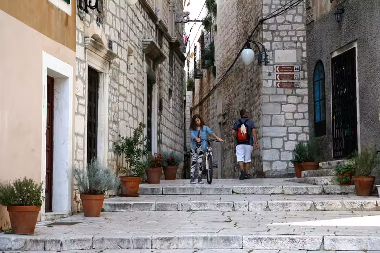 sibenik, mujeres, viajeras, viajar sola