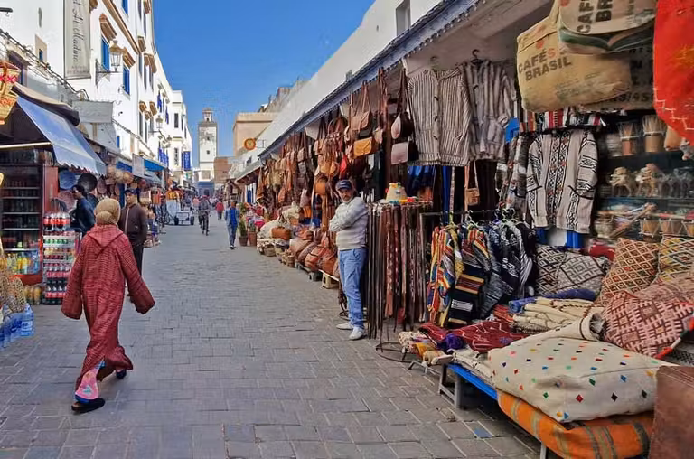 Calle de Essauira y la mezquita de Sidi Ahmed al fondo.