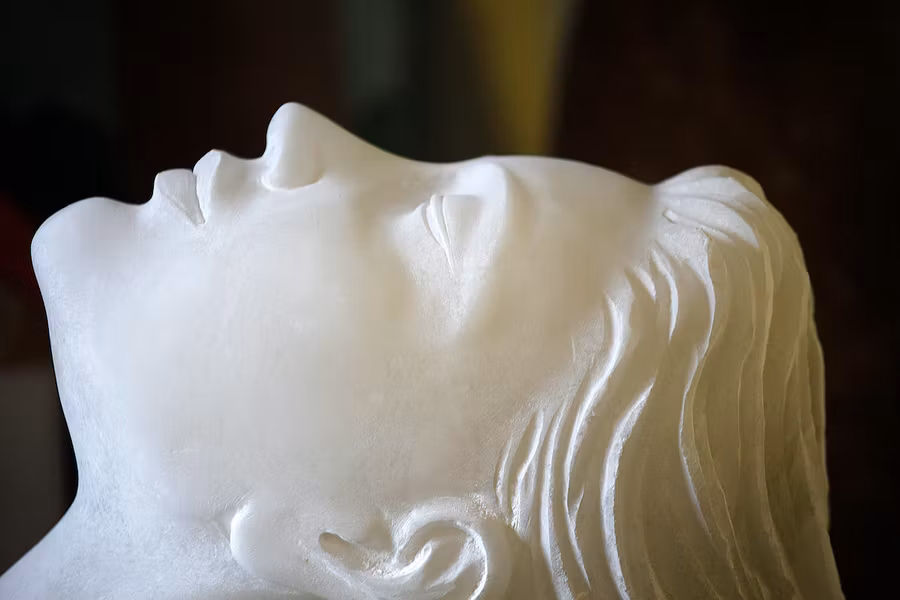 Figura femenina de mármol.