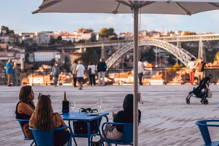 grupo de amigas tomando una bebida en el patio de wow oporto