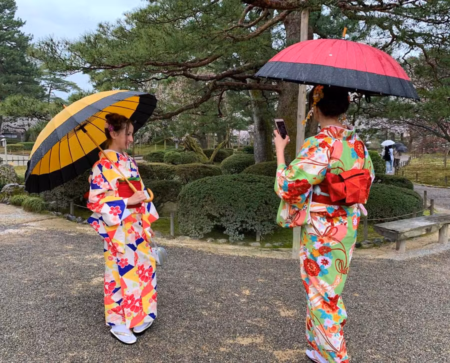 Mujer y niña con traje tradicional japonés