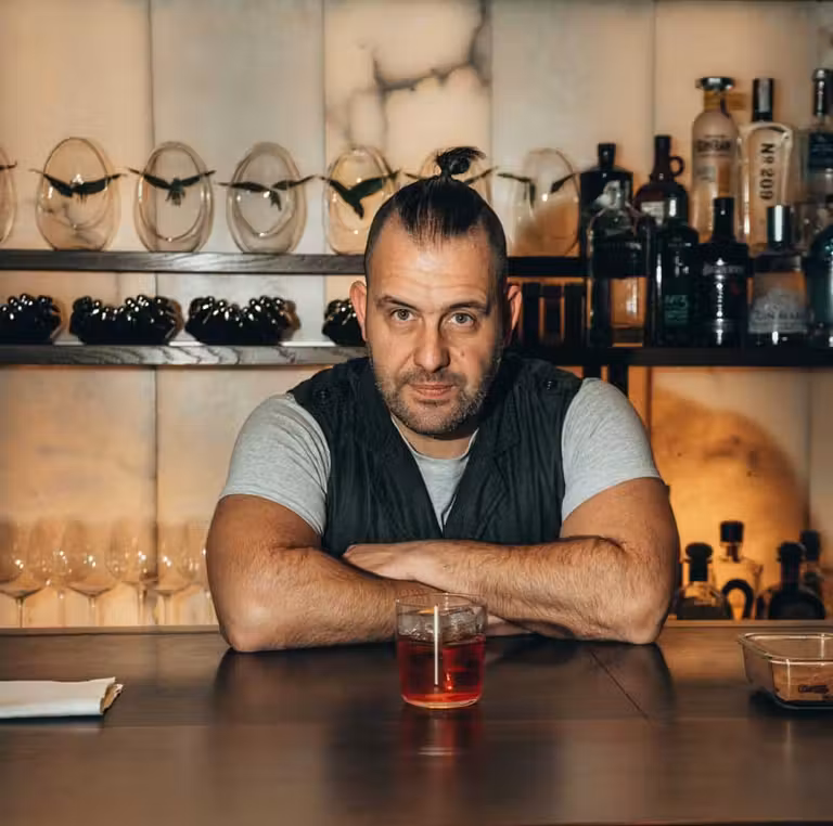 Marc Álvarez tras la barra de Glass by Sips en el hotel Urban