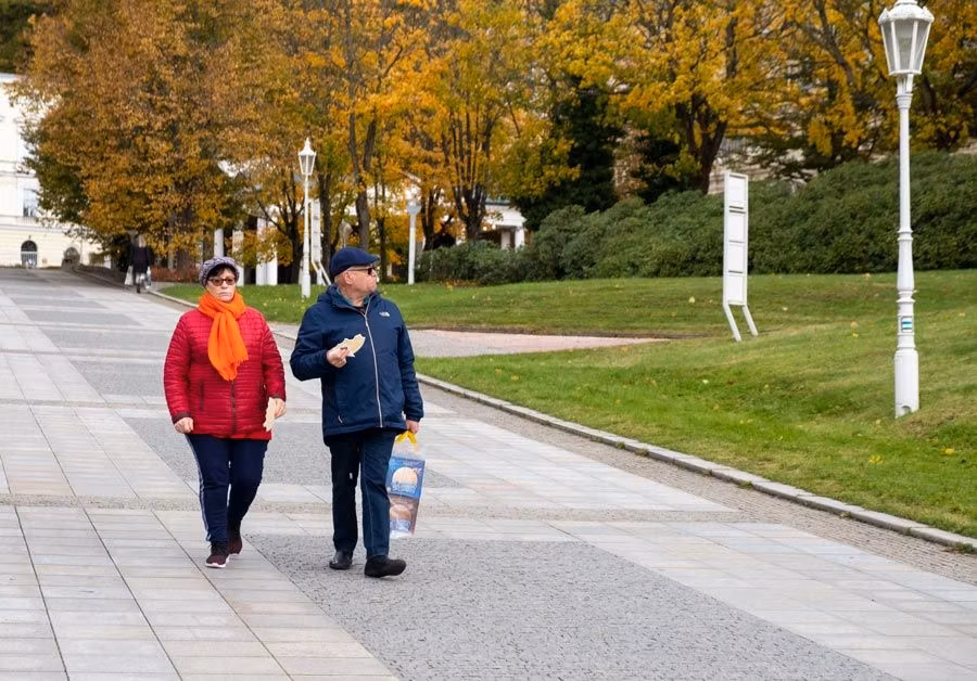 pareja comiendo obleas en marianske lazne