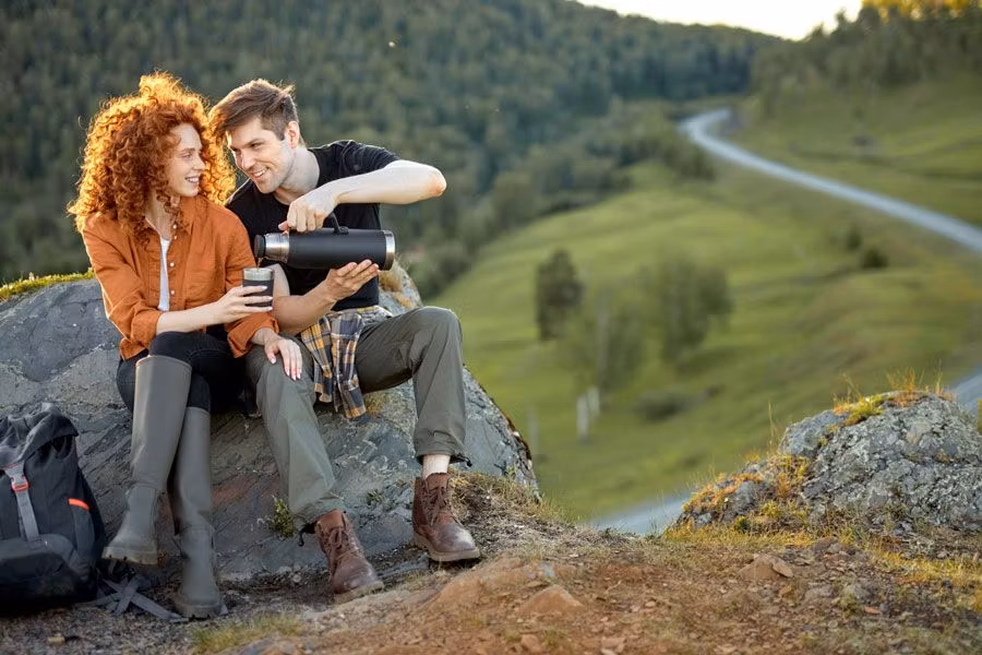 pareja descansando en la montaña