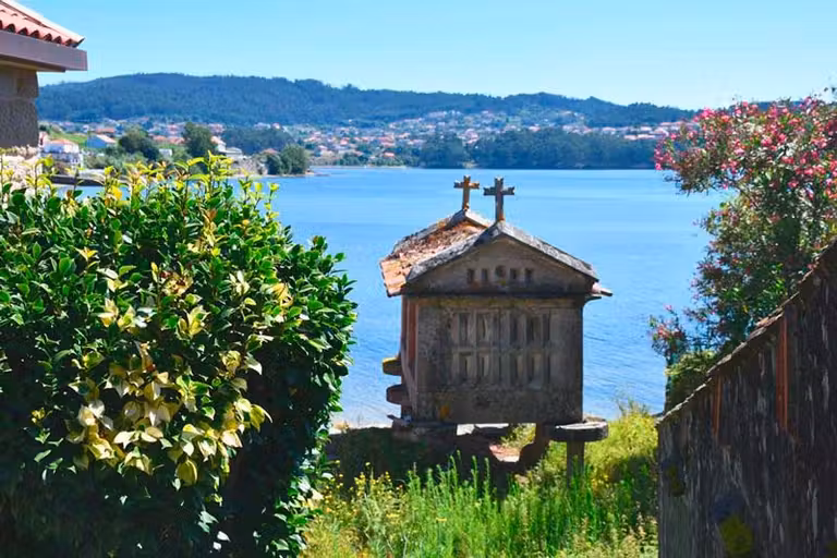 Horreo típico de Combarro.