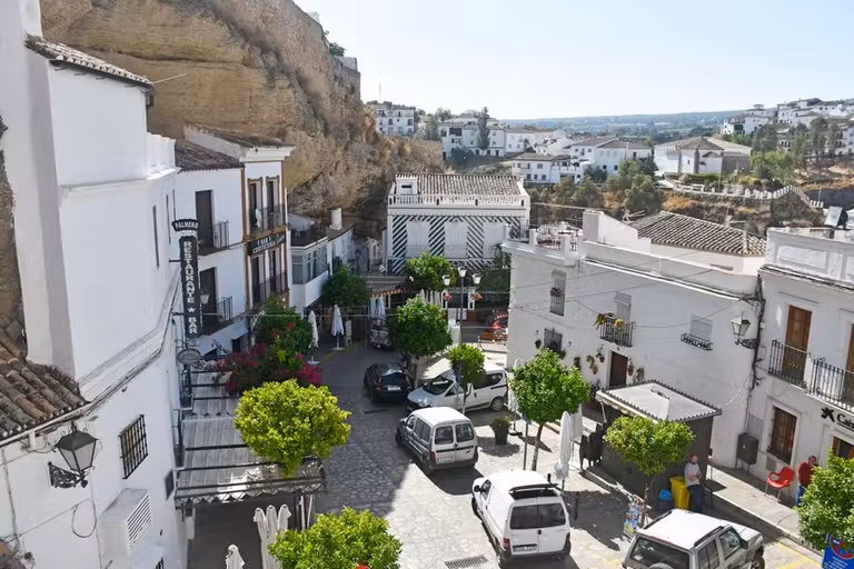 plaza en el centro de Setenil desde donde sale la calle Herrería