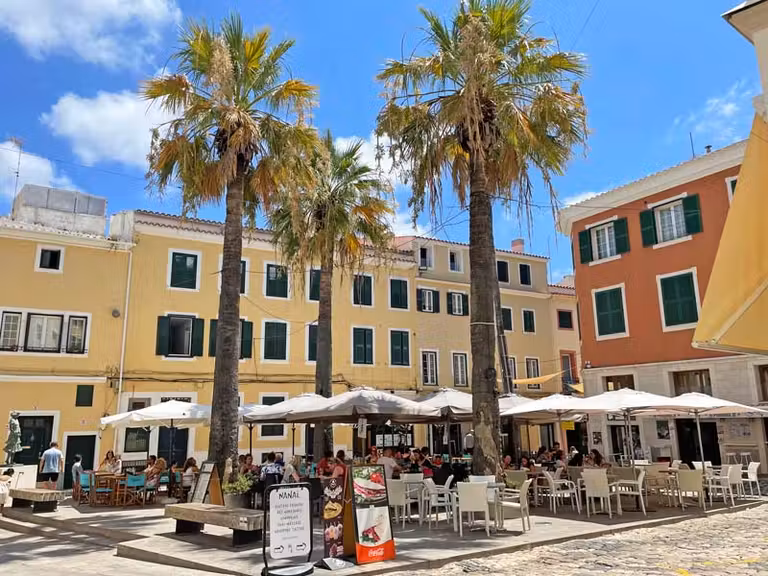 Plaza de Colón, en Mahón.
