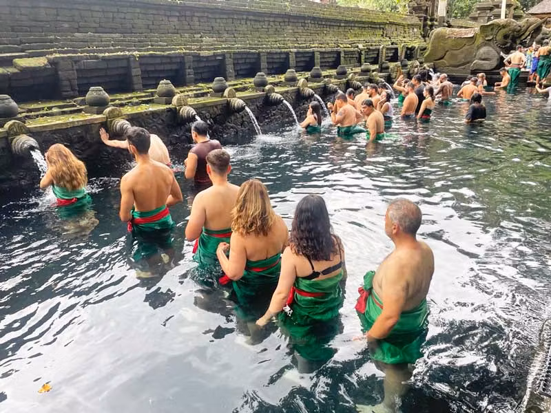 caños de purificación en el templo de Tirta Umpul en Bali