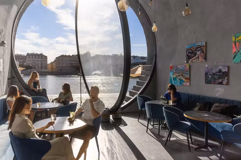 Los antiguos almacenes de Náplavka se han transformado en coquetos cafés y galerías de arte. © Oldrich Hrb