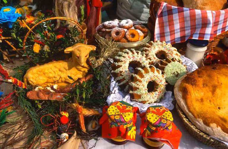 Alimentos de las cestas de Pascua.