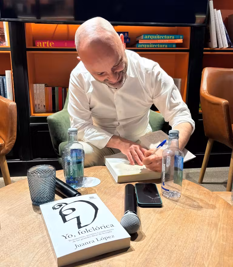 Juanra López en la firma de “Yo, folclorica”