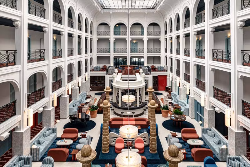 Atrio del hotel Regina Experimental Biarritz.