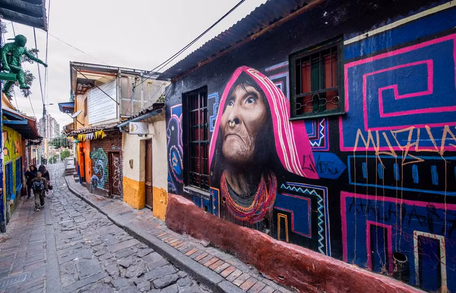 El barrio fundacional de La Candelaria acoge el grafiti más famoso de la ciudad.