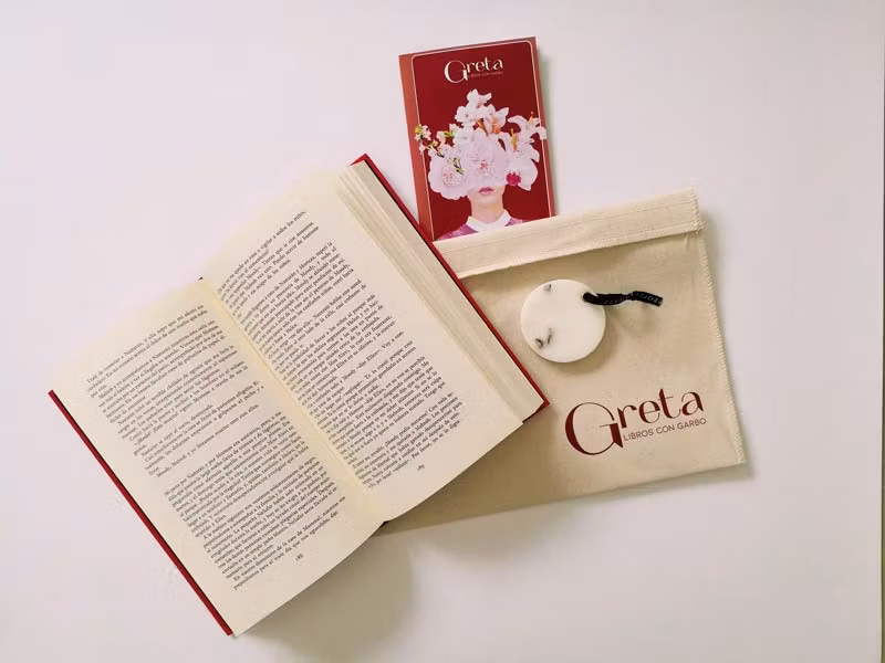 Cada libro se entrega con una bolsa y un pequeño regalo.
