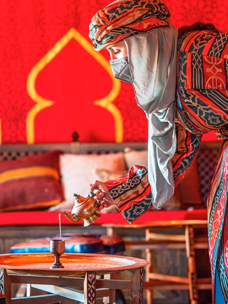 Una joven sirve una bebida en el Askar Andalusí