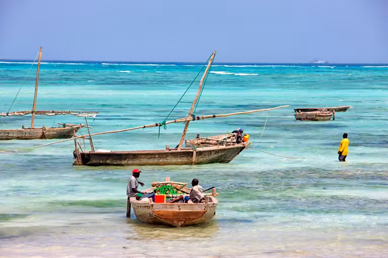 Pescadores en Nungwi, una localidad conocida por la construcción de las embarcaciones dhow.