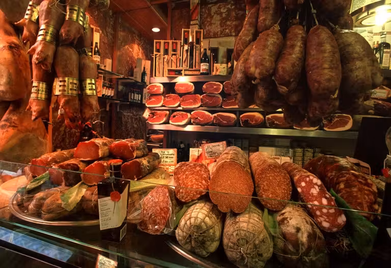 Embutidos italianos en un puesto de Bolonia