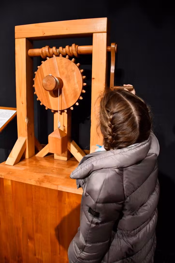 niña en el Museo de Leonardo da Vinci en Florencia