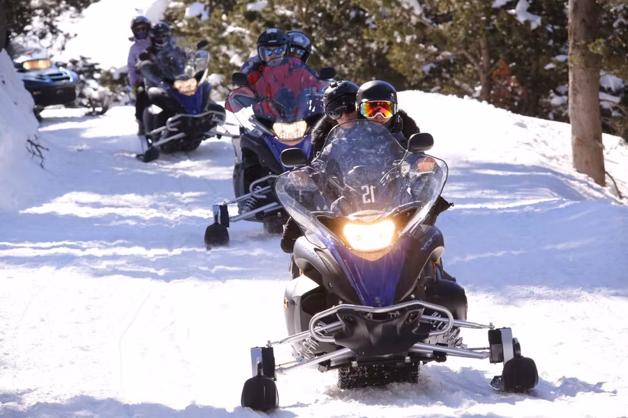 motos de nieve en espana, nieve sin esquiar, que hacer en la nieva si no esquias