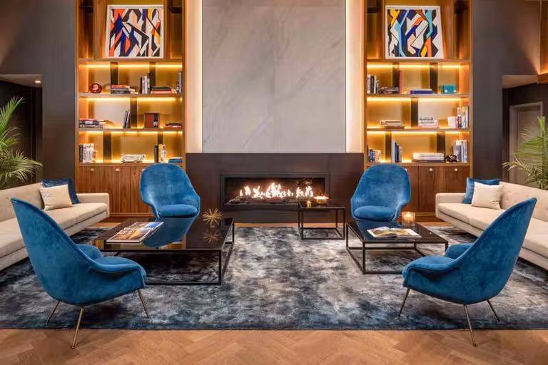 chimeniea y butacas en el NH Collection New York Madison Avenue