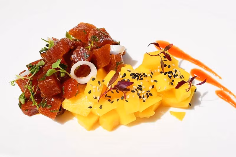 Tartar de atún picante con mango del restaurante Nacarum de El Palmar.