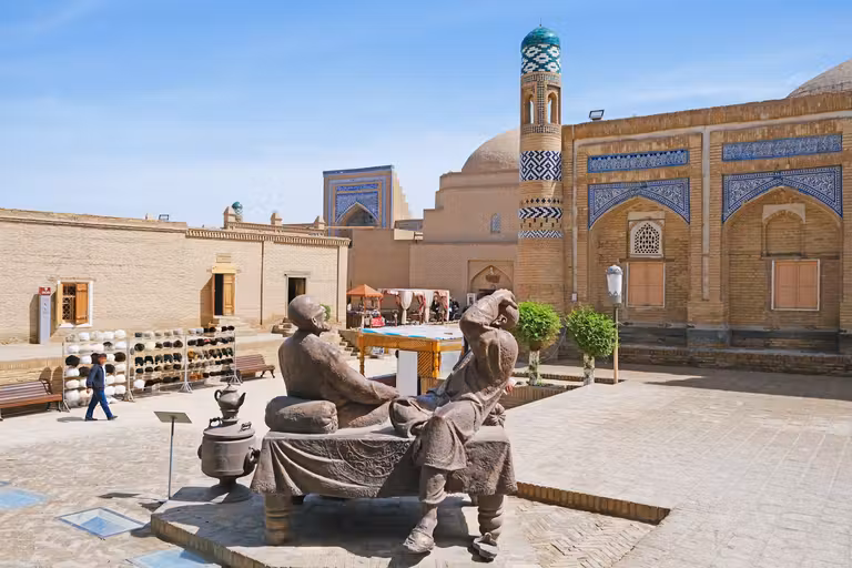 Conjunto escultórico de los Dos Amigos en Jiva, junto al minarete corto de Kalta Minar. © Susana García