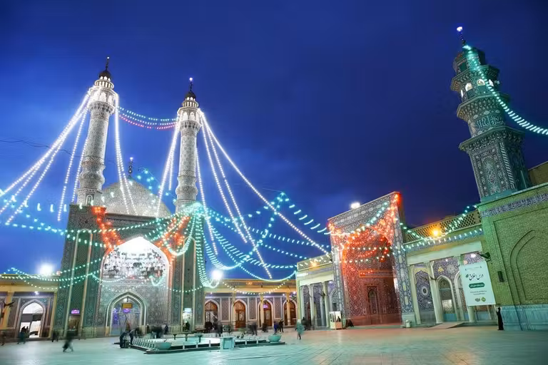 Imagen nocturna del Santuario de Hazrat-e Masumeh, en Qom. Esta es una visita que hacer en Irán.