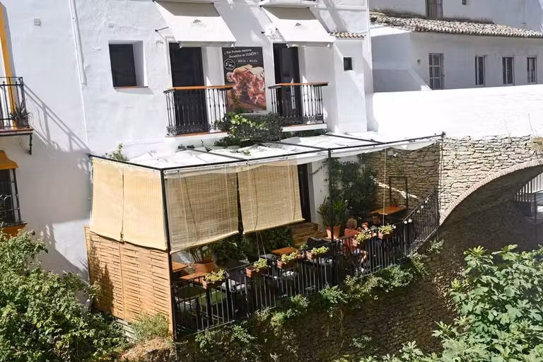 margen del río de Setenil de las Bodegas entre las calles de las Cuevas del Sol y las Cuevas de la Sombra