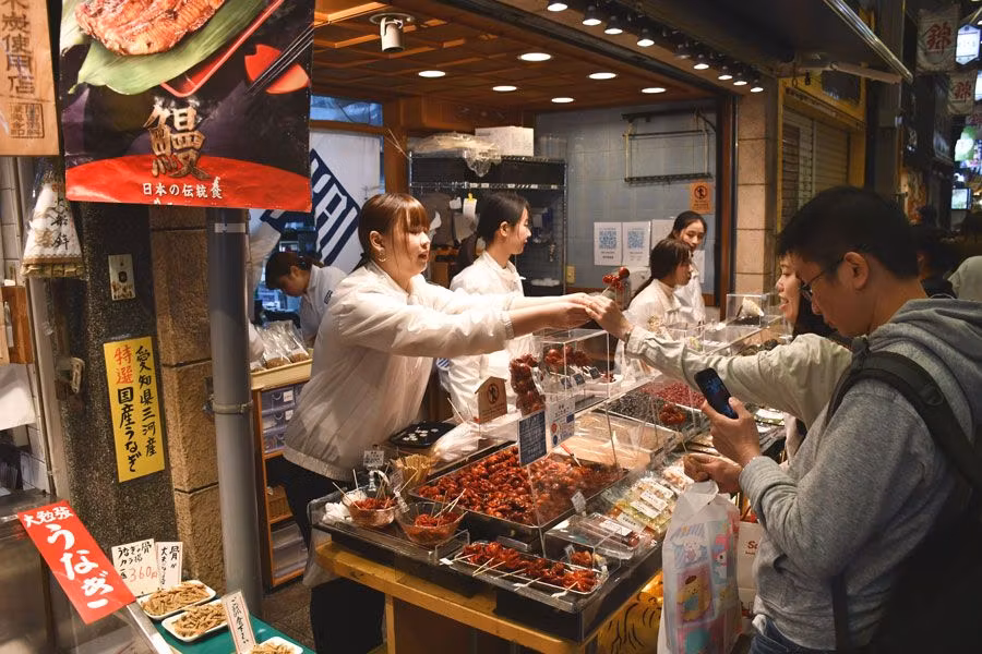 Uno de los puestos del mercado de Nishiki donde venden ‘púlpitos’ rellenos de huevo de codorniz.