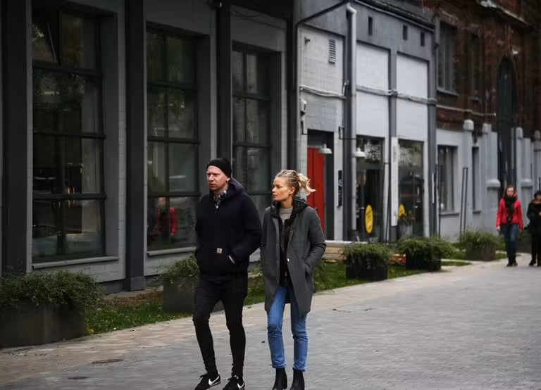 juventud en barrio de Praga en Varsovia