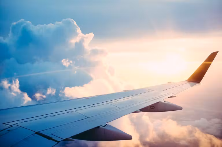 Cómo combatir los vuelos largos y no bajar del avión con cara de acelga