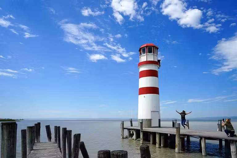 El bonito faro Podersdorf a orillas del lago Neusiedl. Un lugar imprescindible de Burgenland